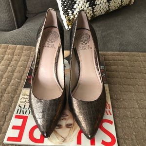 VINCE CAMUTO — leather pump